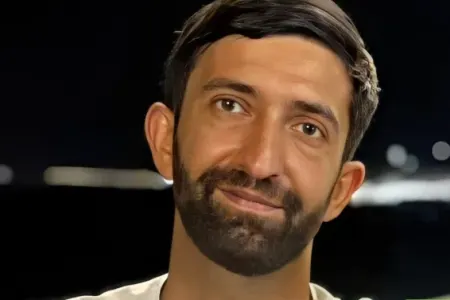 Təyyarə qəzasında atasını itirdiyindən xəbərsiz olan uşaq yas çadırının ətrafında oynayır