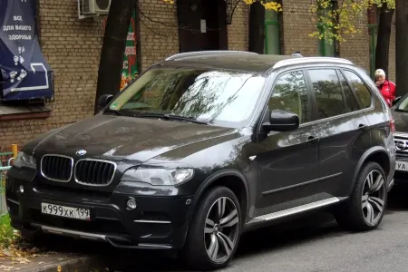 Dava düşdü - BMW-yə kafel atdılar