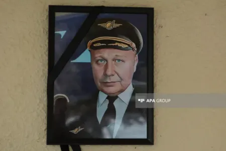 Bakı sakinləri qəhrəman pilotu belə yad edir - FOTOLENT