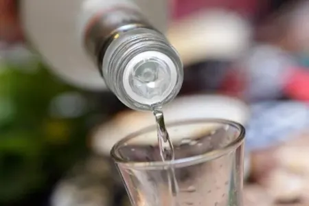 Saxta spirt zəhərlənməsi zamanı nə etməli? - 5 maddə