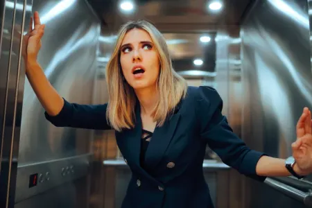 Lift düşərkən bunları edən - sağ qalır