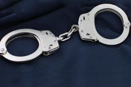 Uşağı qəsdən öldürməkdə təqsirli bilindi: - Görün harada tutuldu