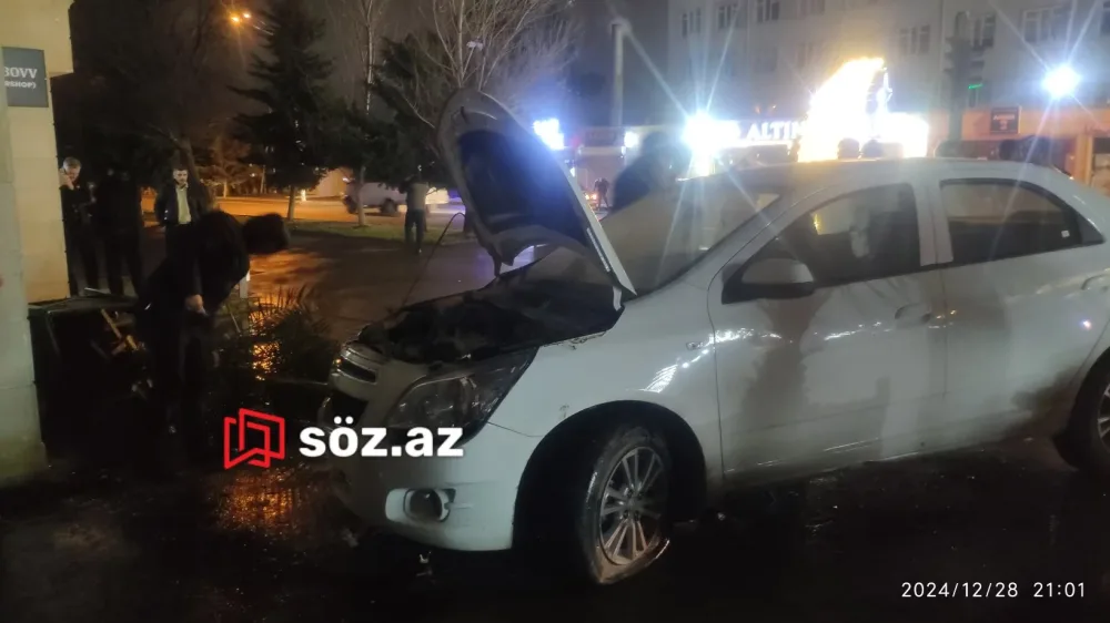 Bakıda ağır qəza! Maşın palmaya çırpıldı, yandı - FOTOLAR