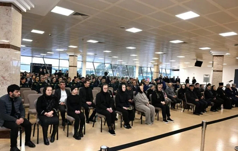 Təyyarə qəzasında həlak olan ekipaj üzvlərinin vida mərasimi keçirilir - Foto