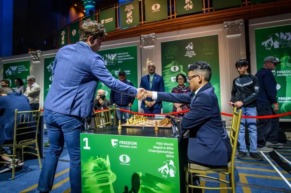 Maqnus Karlsen dünya çempionatından qovuldu - QALMAQAL - FOTO