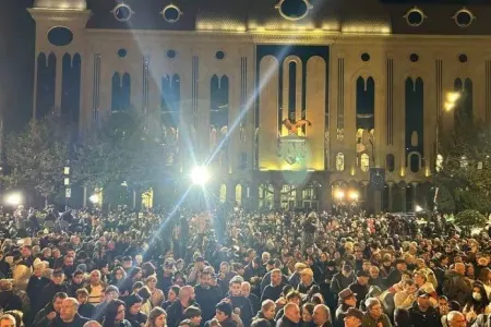 Tbilisidə etirazçılar parlament binası yaxınlığında Rustaveli prospektini bağlayıblar