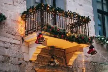 Yeni il üçün evi bəzəyən qadın binadan yıxılıb öldü