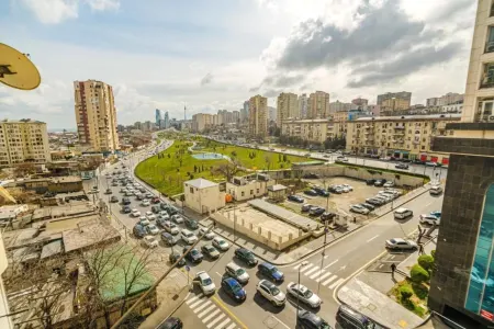 Bakıda məşhur yaşayış kompleksində hücum: mühafizəçi DÖYÜLDÜ - FOTO