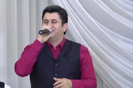 Məşhur müğənni silahdan atəş açaraq mahnı oxudu - Video