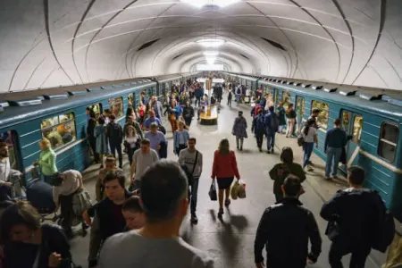 Qadını metro qatarının altına atmaq istədi: saçyolduya çıxdılar - VİDEO