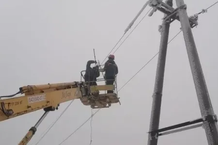 Sakinlər zədələnmiş elektrik xətləri səbəbindən işıqsız qalıb