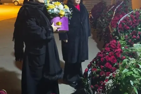 Elza Seyidcahan Höküməyə şeir yazdı - Foto