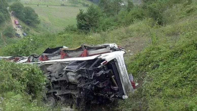 Turist avtobusu uçuruma uçdu: 13 nəfər ölüb - FOTO