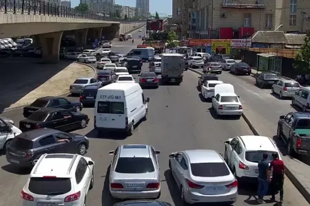 Bakıda "Chevrolet Cobalt" hərəkətdə olarkən alışdı - Video