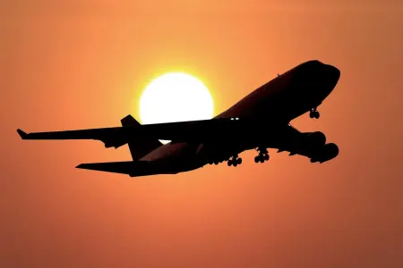 Təyyarənin təkərləri HAVADA PARTLADI - 289 sərnişin...