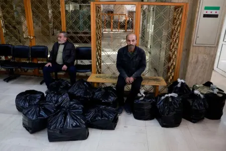 Məmurların maaşı 400% artırılacaq