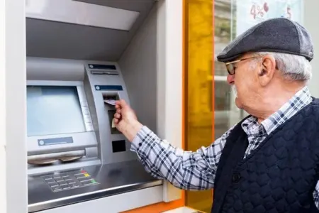 Dünyanın ən məşhur pensiyaçısı: Bu şəkildəki yaşlı kişi kimdir? - FOTO