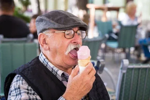 Dünyanın ən məşhur pensiyaçısı: Bu şəkildəki yaşlı kişi kimdir? - FOTO