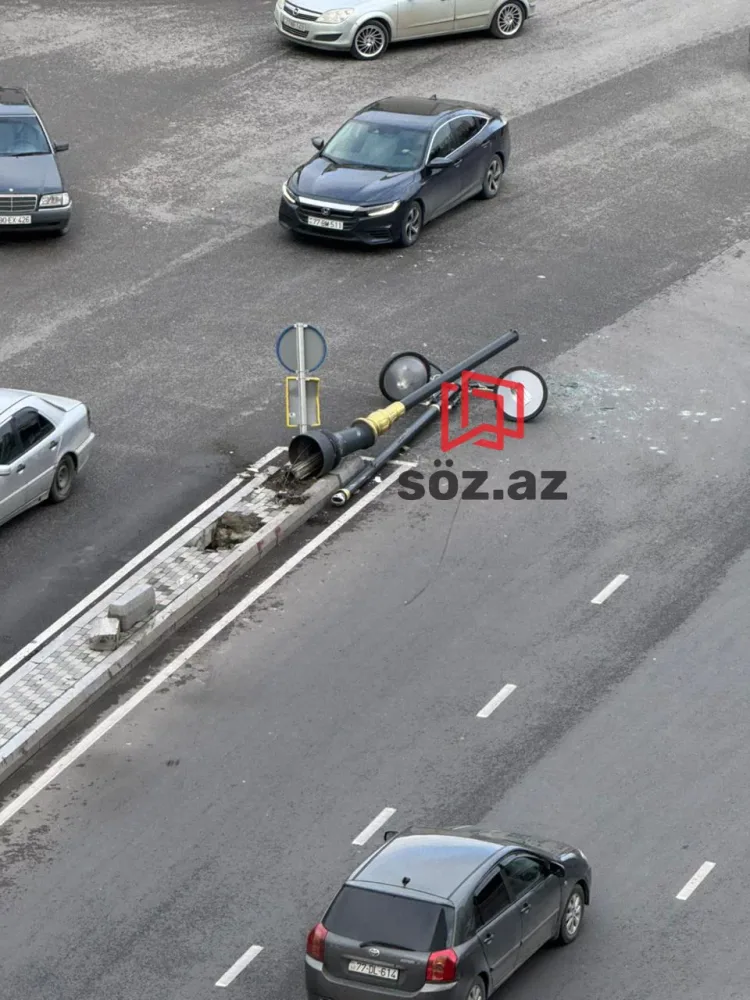 Bakıda sərnişin avtobusu işıq dirəyinə çırpıldı - VİDEO