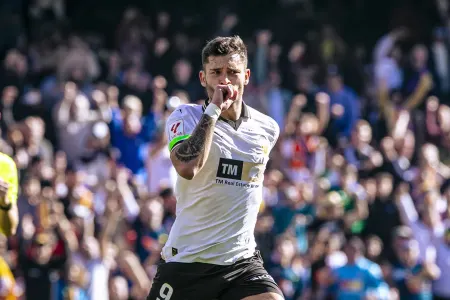 Məşhur futbolçu yenə zədələndi