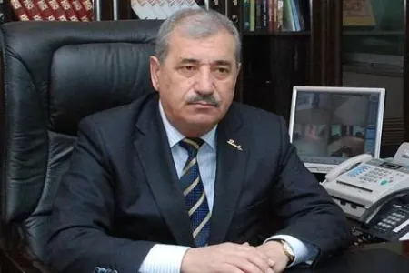 Qeyri-rəsmi yaşadığı qadına karxana bağışlayan başçı kimdir?