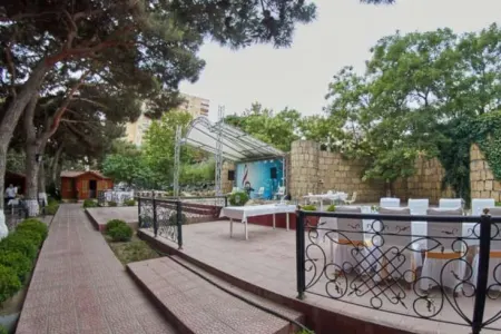 Bakıda məşhur restoran sökülür - VİDEO