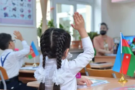 Azərbaycanda məktəblilərin tətili əvəzinə dərs TƏKLİFİ - AÇIQLAMA