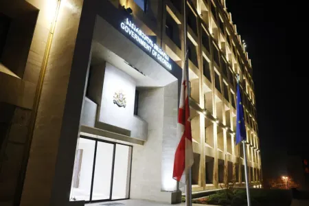 Gürcüstanda dövlət bayraqları endirildi
