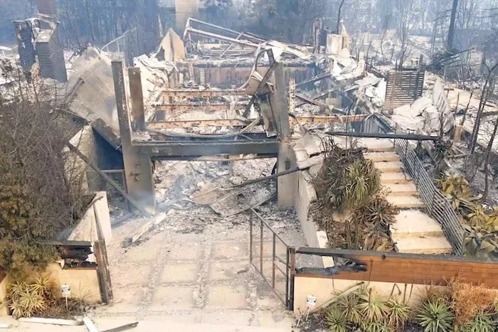 Əfsanəvi aktyorun evi kül oldu