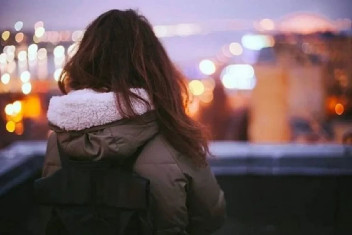 Bakıda 18 yaşlı qız yoxa çıxdı, anası axtarır