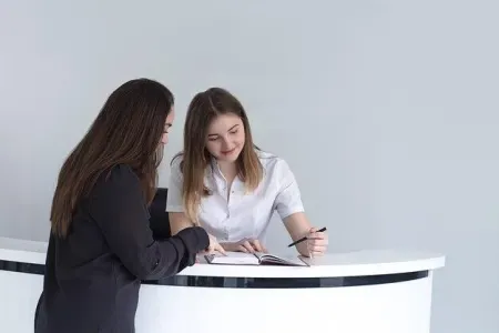Qeydiyyatçı qız klinikanın 74 minini mənimsəyib?