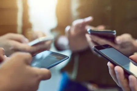 Məktəblərdə mobil telefona qadağa - QOYULDU