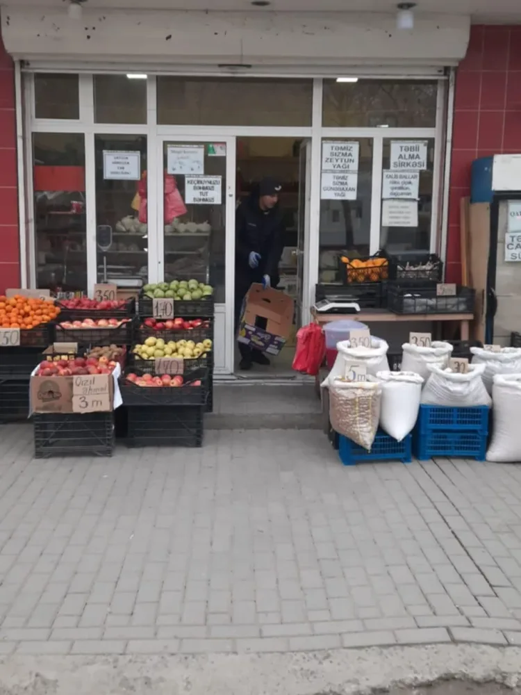 Azərbaycanda klub tərəfindən atılan məşqçi dükanda satıcı işləməyə başladı