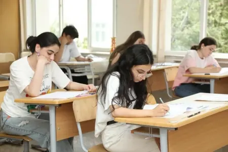 Məktəblərdə telefondan istifadə qadağan edildi