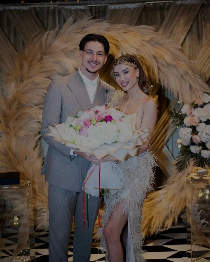 Məşhur futbolçu sevgilisinə görə anasını sildi