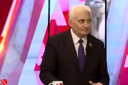 Deputatın vəziyyəti canlı yayımda pisləşdi: - Efir dayandırıldı – VİDEO