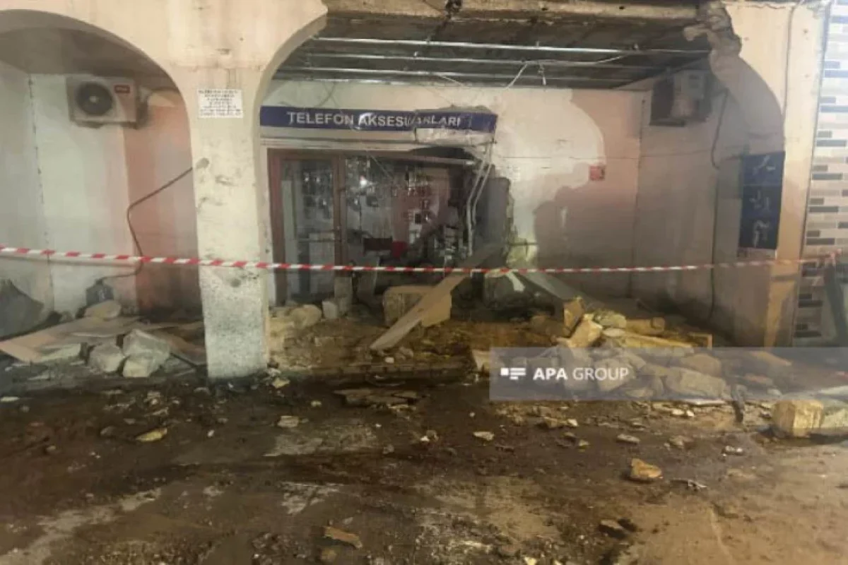 Bakıda avtomobil mağazaya çırpıldı, satıcılar ağır yaralandı