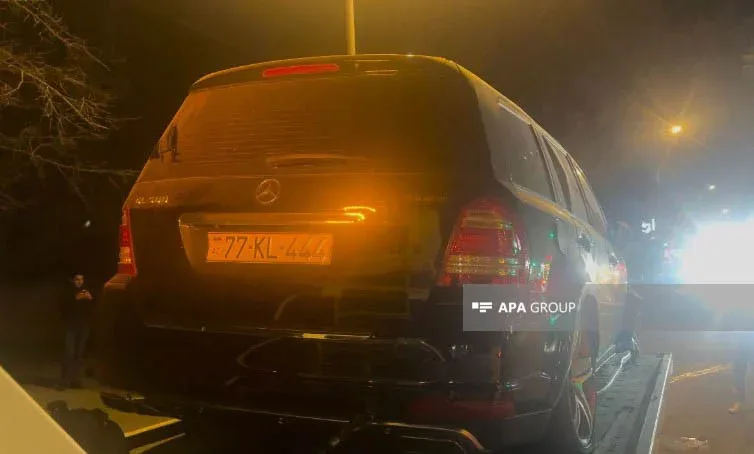 Bakıda avtomobil mağazaya çırpıldı, satıcılar ağır yaralandı