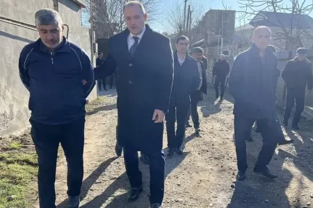 Deputat dünyasını dəyişən məktəblilərin ailələrində oldu və bunları yazdı