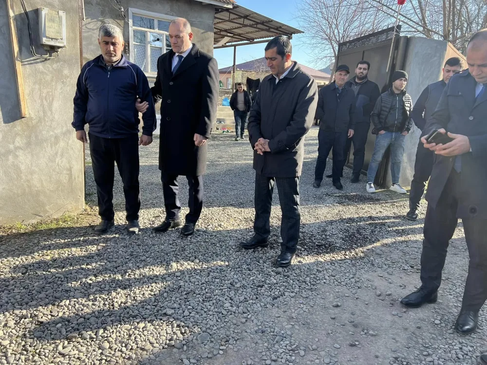 Deputat dünyasını dəyişən məktəblilərin ailələrində oldu və bunları yazdı