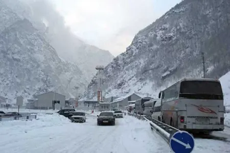 Lars yolu yenidən bağlandı
