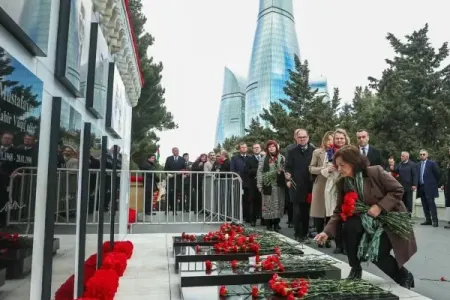 Fransa səfiri Şəhidlər xiyabanını ziyarət etdi