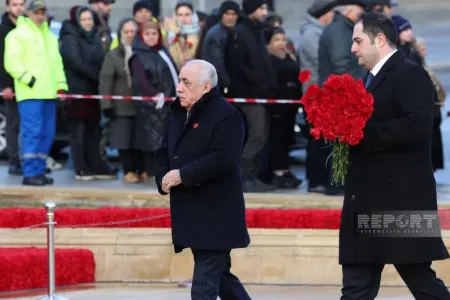 Baş nazir və spiker Şəhidlər xiyabanını ziyarət etdi