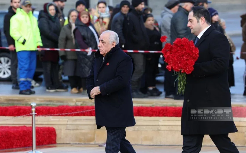 Baş nazir və spiker Şəhidlər xiyabanını ziyarət etdi