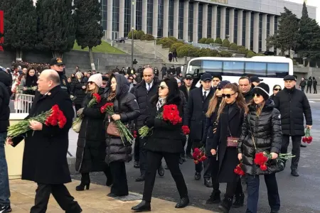Deputatlar Şəhidlər xiyabanında - FOTO