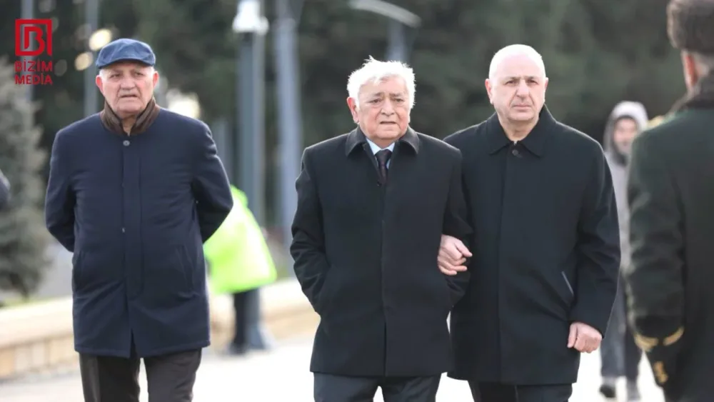 Deputatlar Şəhidlər xiyabanında - FOTO