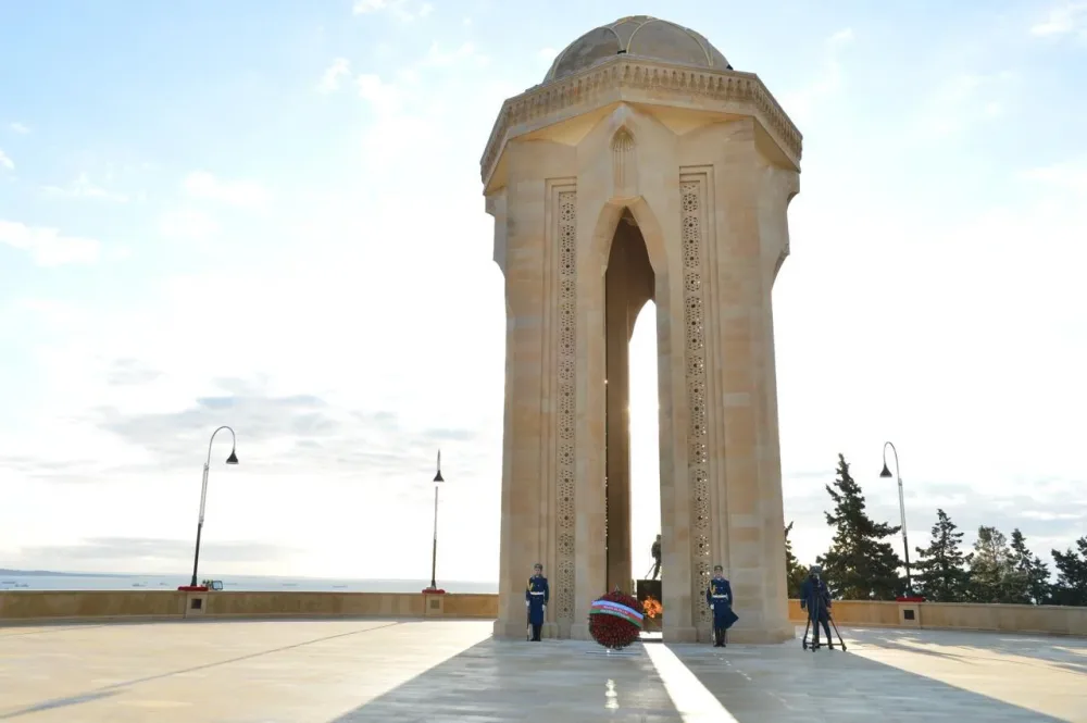 Milli Məclisin kollektivi Şəhidlər xiyabanını ziyarət edib
