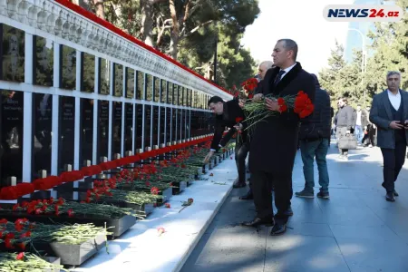 Dövlət Turizm Agentliyinin əməkdaşları Şəhidlər xiyabanında - FOTOLAR