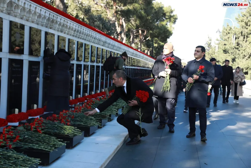 Dövlət Turizm Agentliyinin əməkdaşları Şəhidlər xiyabanında - FOTOLAR