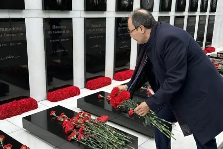 Cahit Bağcı Şəhidlər xiyabanını ziyarət etdi